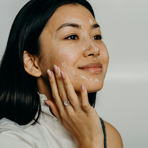 femme-souriante-masque-visage